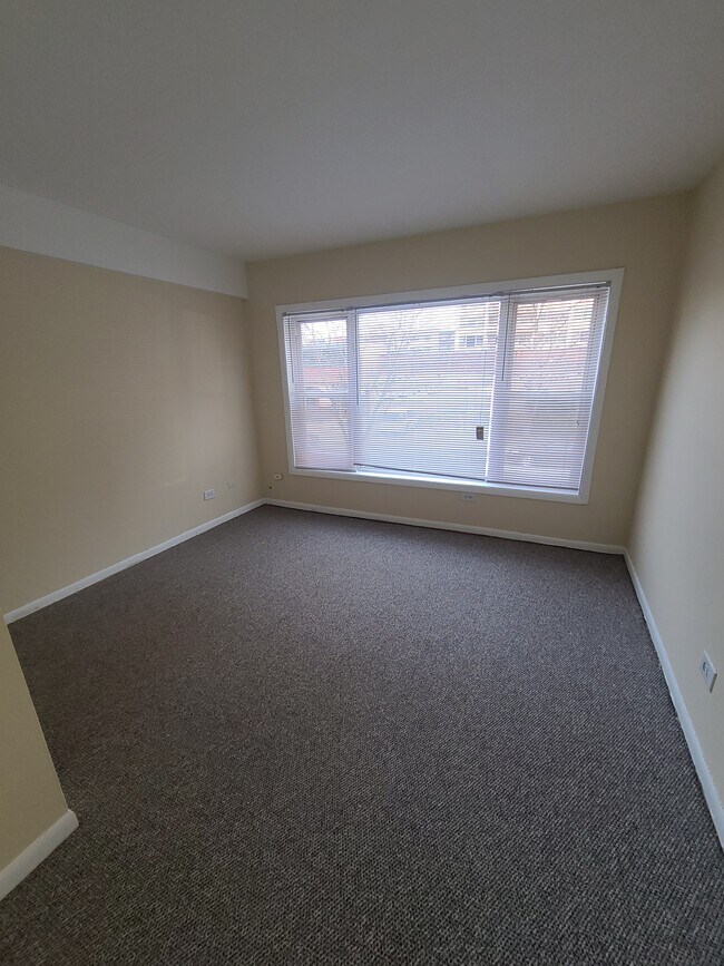 Building Photo - 555 W Stratford Pl