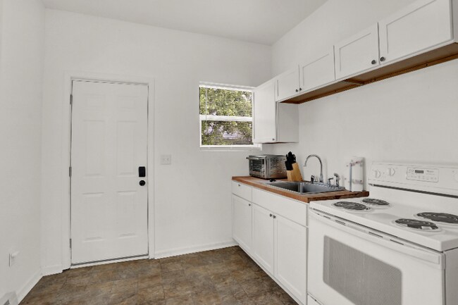 Building Photo - 13 N Traub Ave