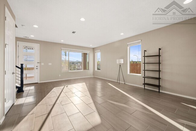 Foto del edificio - 1 MO. FREE RENT! Gorgeous Corner-Lot Townhouse with Mountain Views