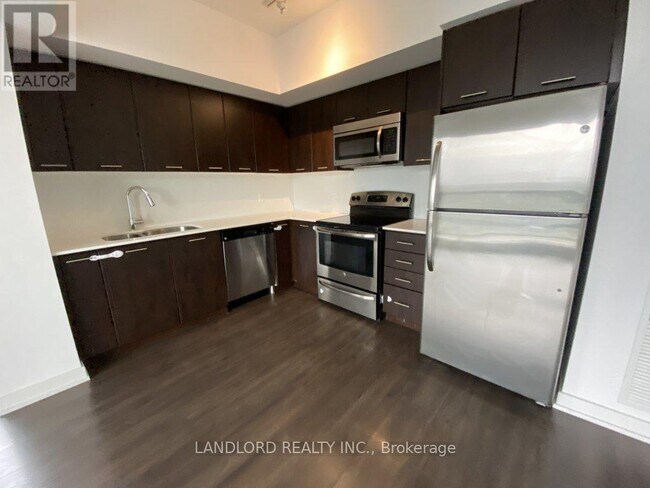 Photo du bâtiment - 2220-2220 Lake Shore Blvd W