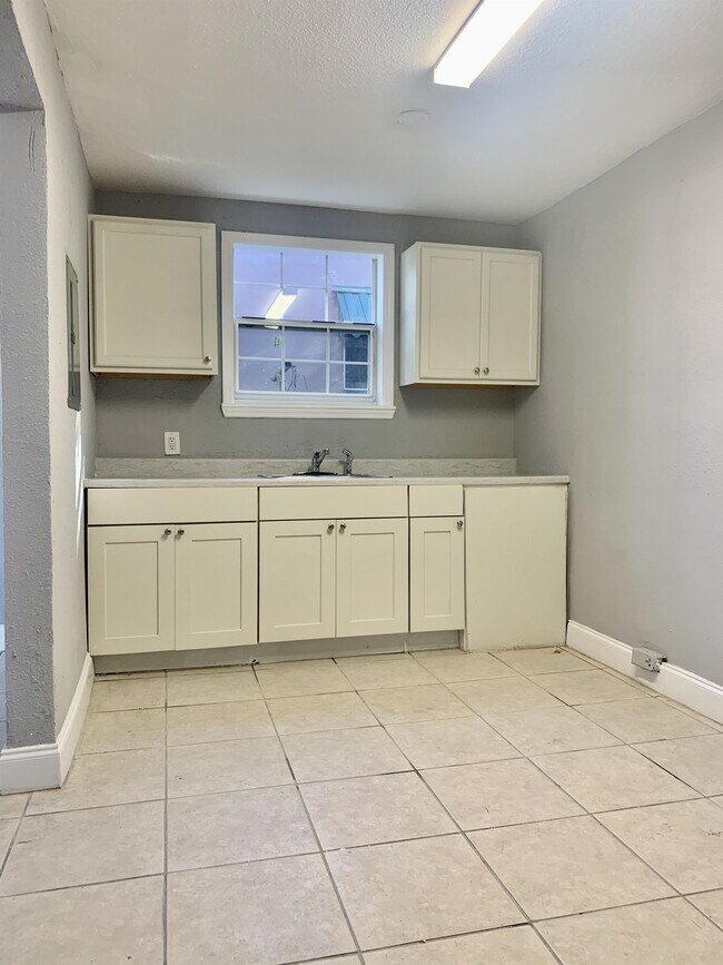 Foto del edificio - 1598 W 15th St