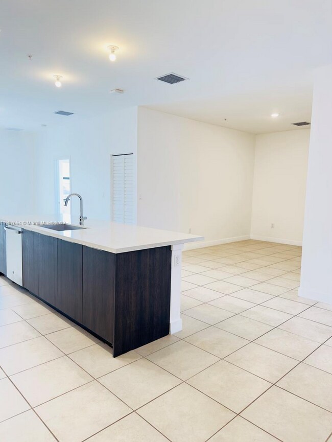 Foto del edificio - 7819 NW 104th Ave