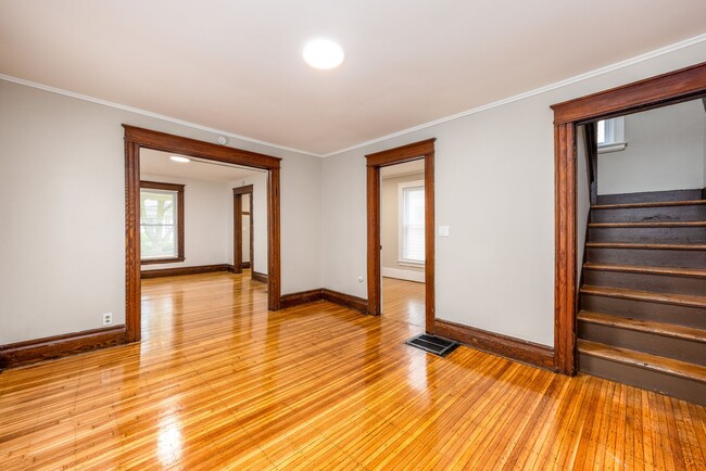 Building Photo - Park Ave 5 Bed 2 Bath Off Street Parking F...
