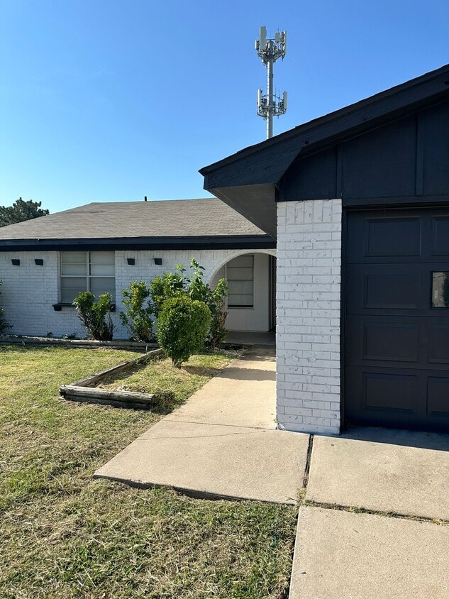 Foto principal - 7222 NW Lawton Ave