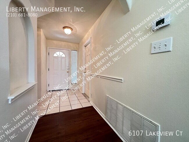 Foto del edificio - 6107 Lakeview Ct