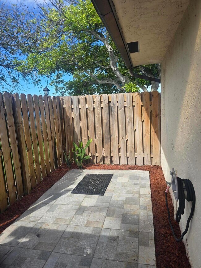 Building Photo - 3801 Waterview Cir