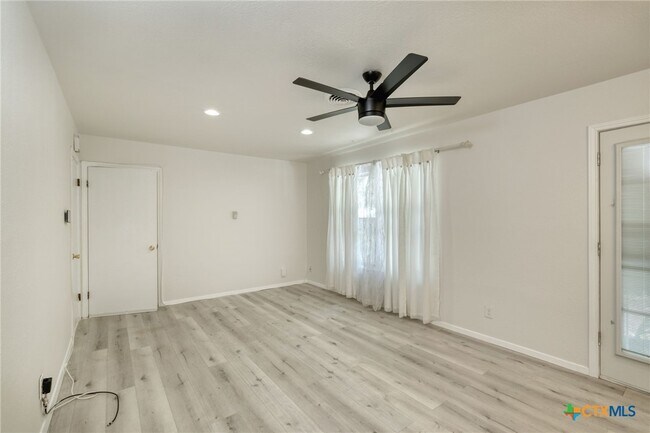 Foto del edificio - 6218 Brookside Dr
