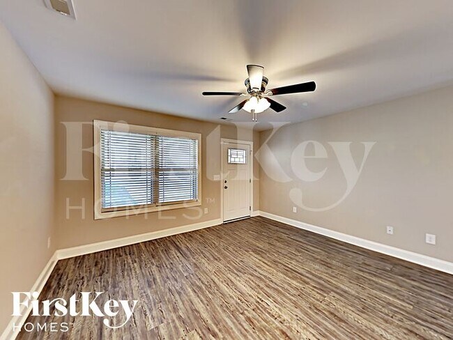 Building Photo - 916 Longview Ave