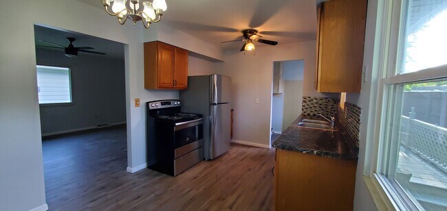Building Photo - 6660 Pinetree Dr