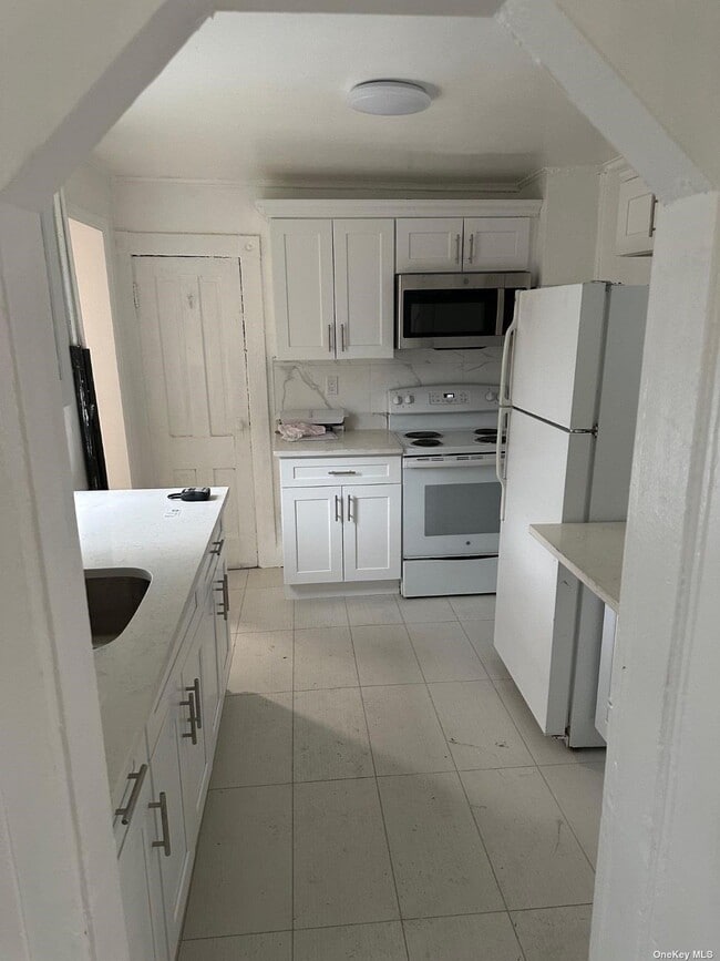 35 Catherine St, East Northport, NY 11731 Room for Rent in East