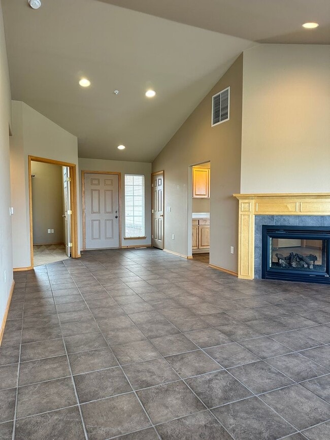 Building Photo - Beautiful Fancher Heights Home for Rent