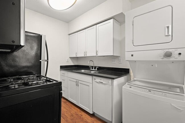 Foto del edificio - 2401 Manor Rd