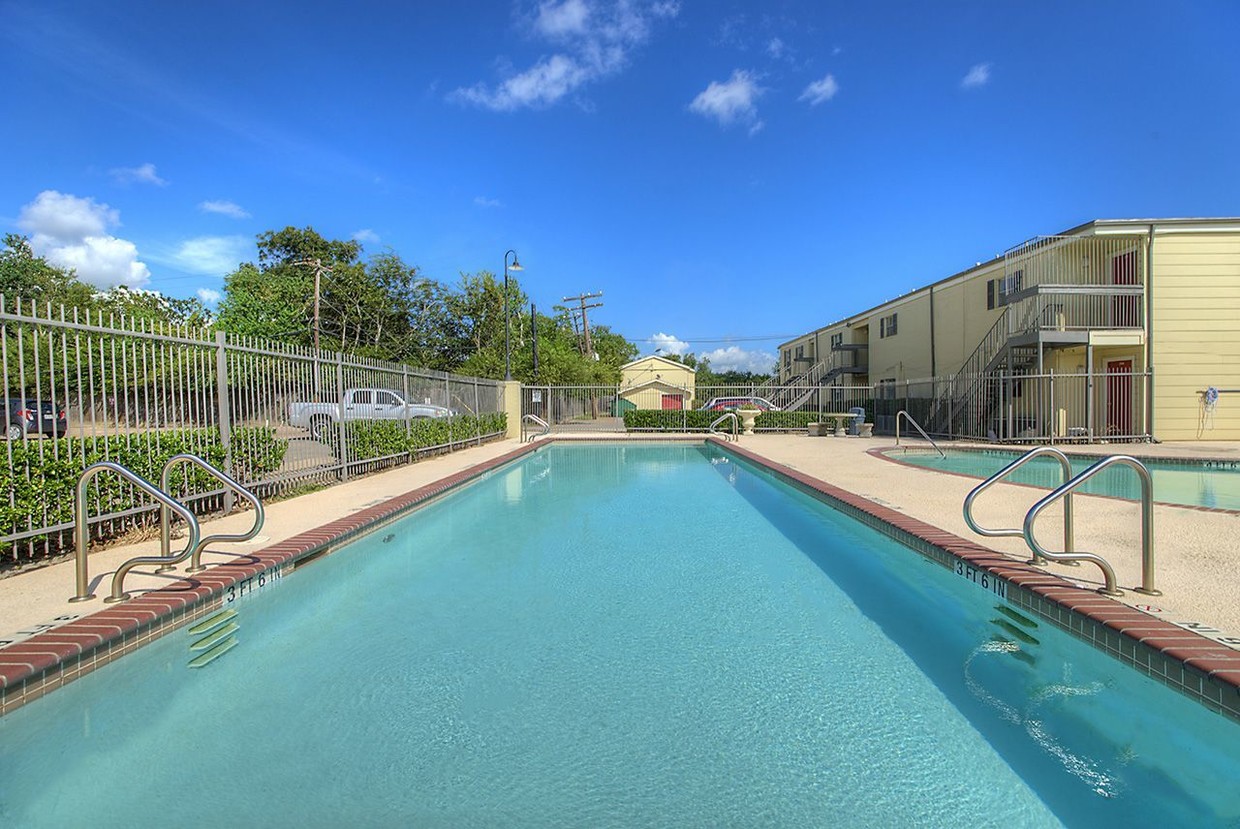 Primary Photo - Oaks of Baytown Apartments