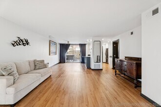 Building Photo - 410 W 7th St