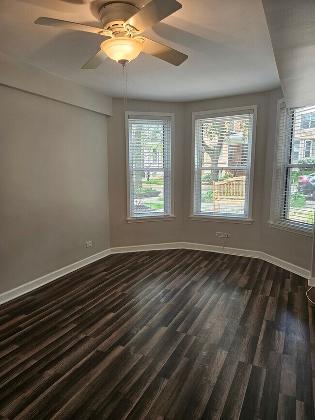 Foto del edificio - 3749 N HERMITAGE Ave