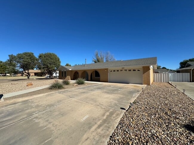 Foto del edificio - Comfy & Spacious 3 Bed Home! Mesa School District!