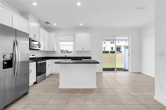Foto del edificio - 1100 Lakeshore Breeze Pl