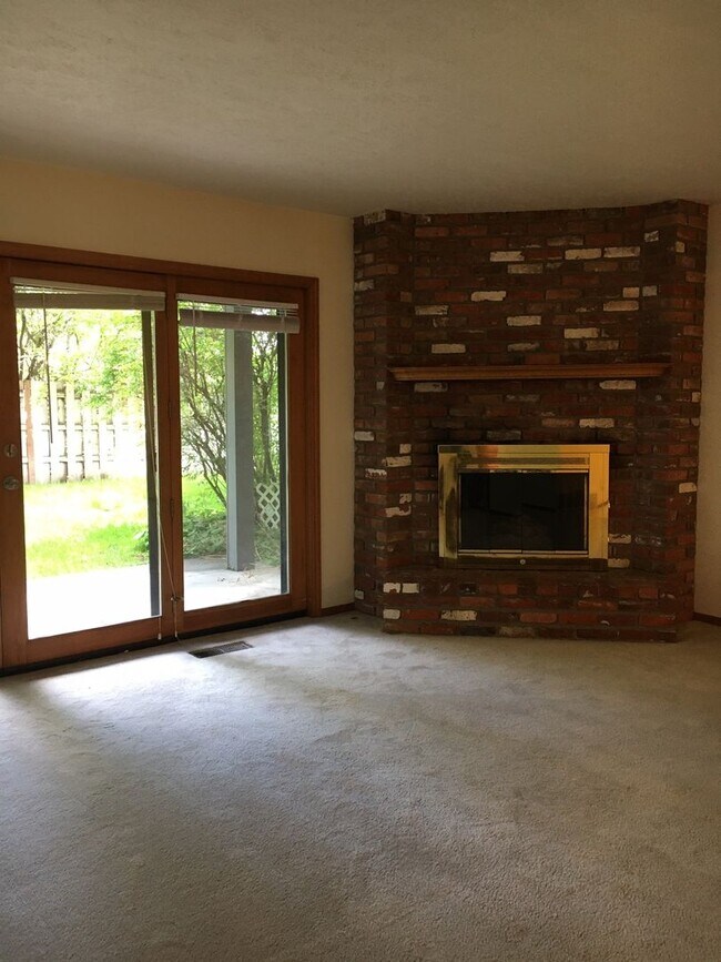 Foto del edificio - 2 Bedroom, 1 Bathroom Townhouse-Walking di...