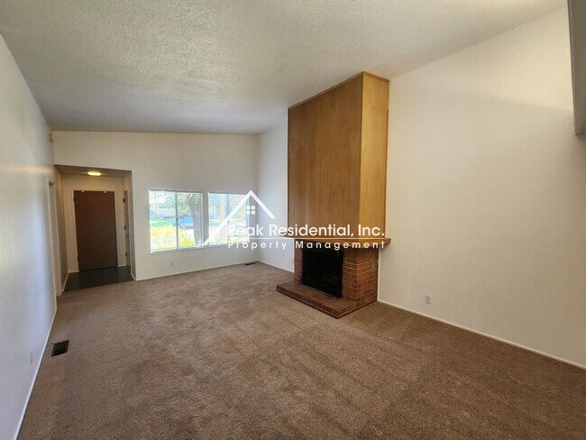 Building Photo - Spacious Arden Area 3bd/2ba Duplex with Ga...