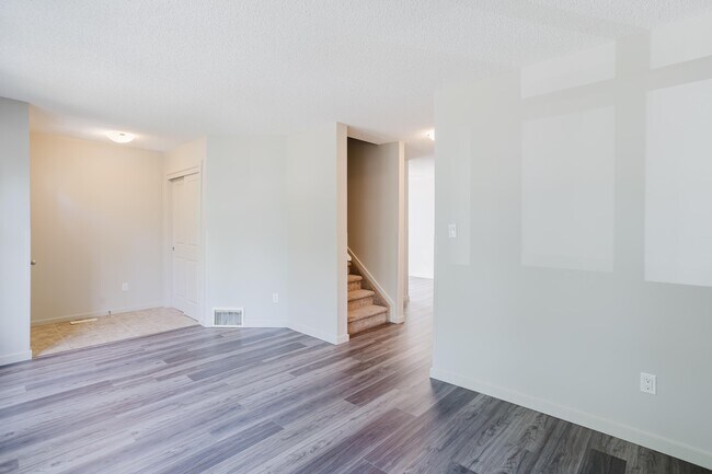 Building Photo - 3 Bed 1.5 Bath Unit in Edmonton, AB