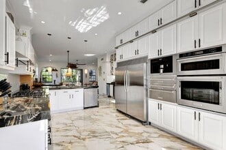 Building Photo - 301 del Sol Cir