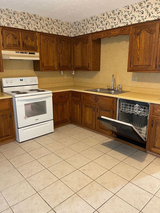 Foto del edificio - 3 BEDROOM 1.5 BATHROOM TOWNHOUSE FOR RENT