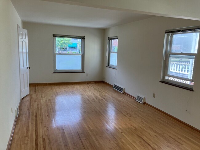 Comedor con vistas al norte hacia la sala de estar. - 17003 Hilliard Rd