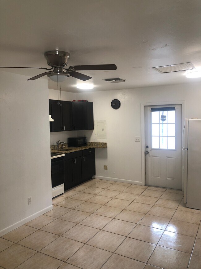 1290 Highlands Dr Unit 2, Naples, FL 34103 Room for Rent in Naples