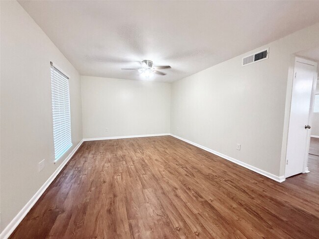 Foto del edificio - 321 E Cedar St