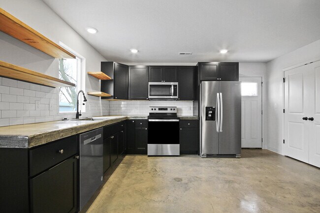 Building Photo - 206 3rd Ave