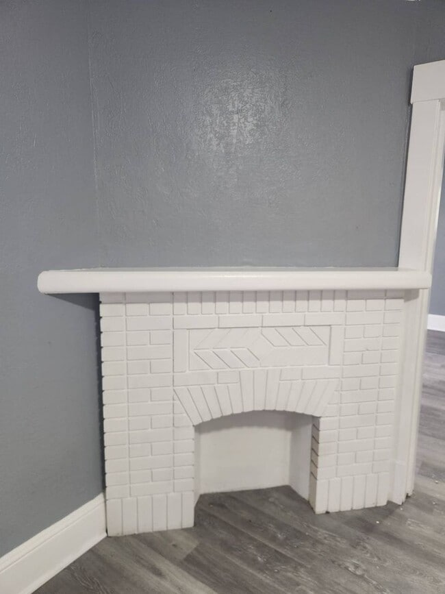 Building Photo - Charming 3-Bedroom Property in Prime Location