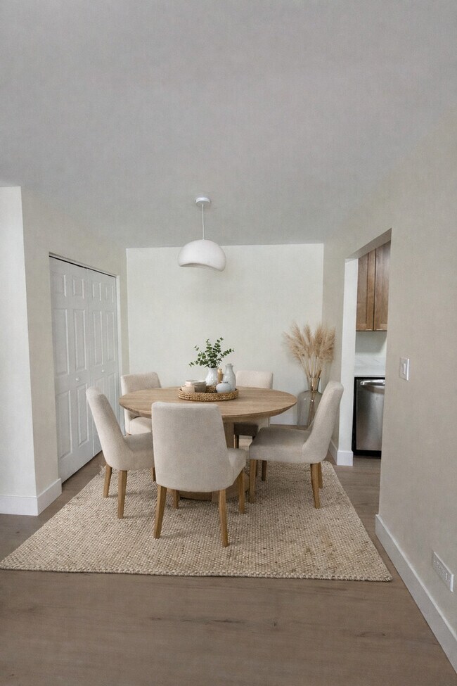 Foto del edificio - 16W481 Lake Dr