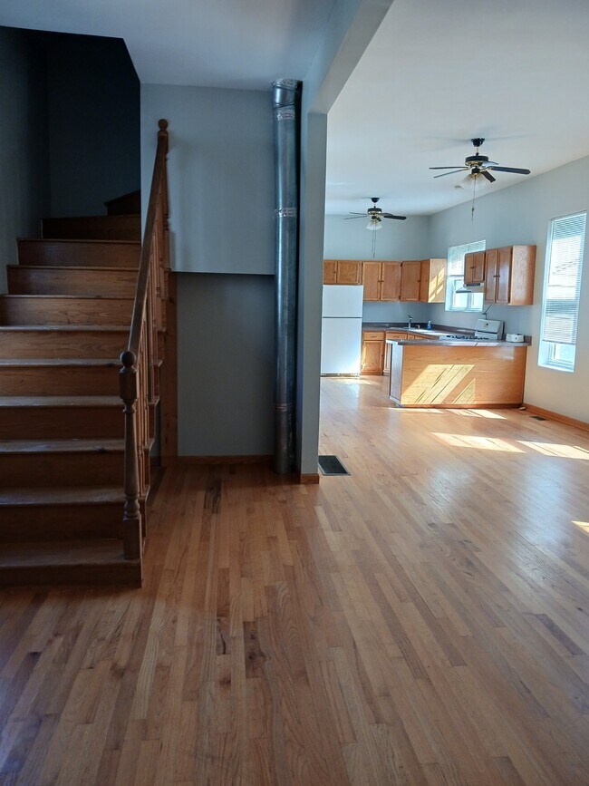 Foto del edificio - 1443 N Bell Ave