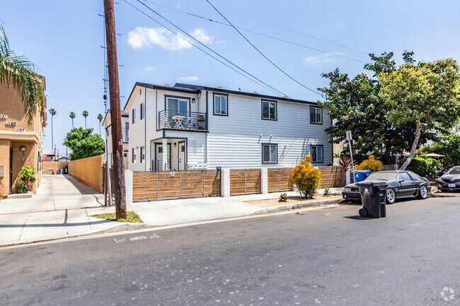 Building Photo - 1121 W 39th Pl