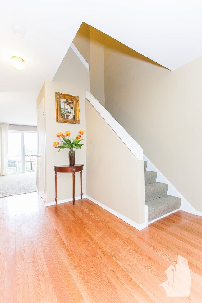Building Photo - Rare townhome in gold coast