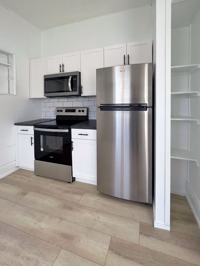 Foto del edificio - RENOVATED 3 BD Bungalow in MidTown!