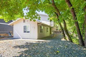 Building Photo - 505 NW D St Building Photo - 505 NW D St