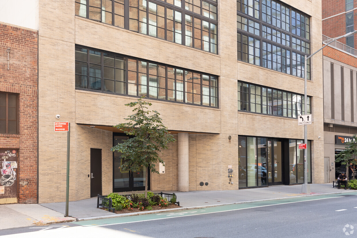 Building Photo - 546-550 W 29th St