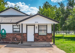 Building Photo - 932 SW 62nd St