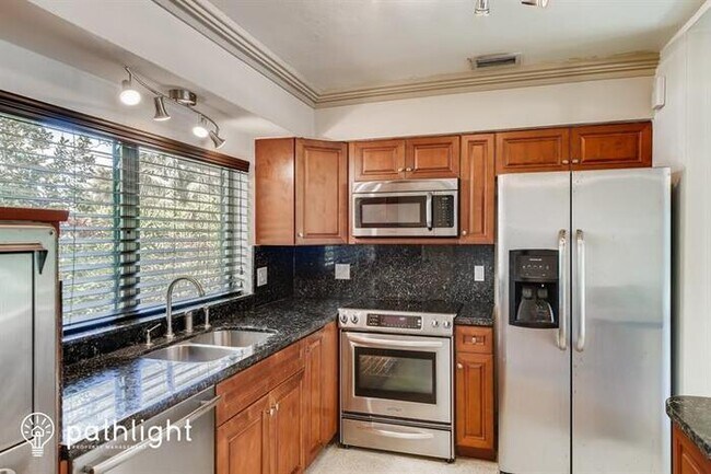 Building Photo - 1508 Poinsettia Dr