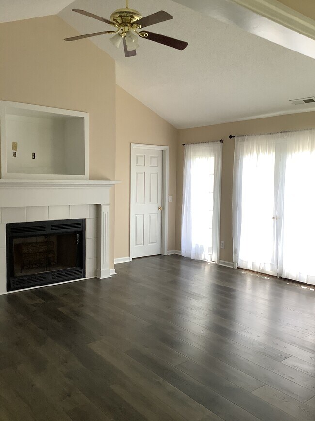 Foto del edificio - 6901 Daybreak Ln