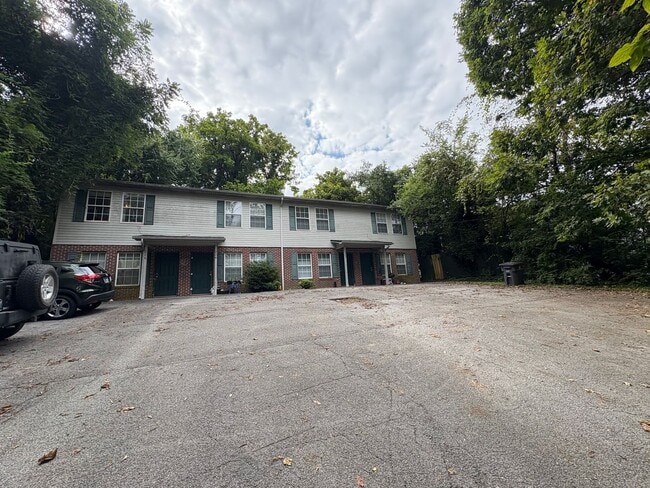 Building Photo - Knoxville 37920 - 2 bedroom, 1.5 bath town...