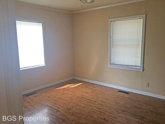 Building Photo - 2 br, 1 bath House - 868 N. Main St.