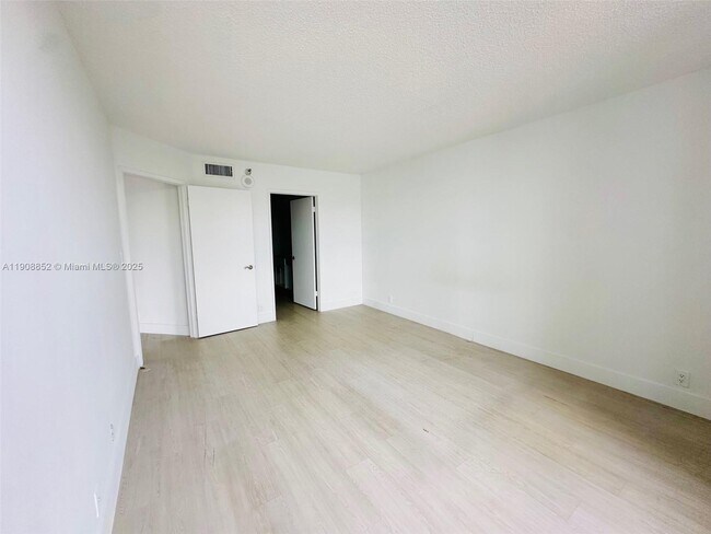 Foto del edificio - 19101 NE 36th Pl