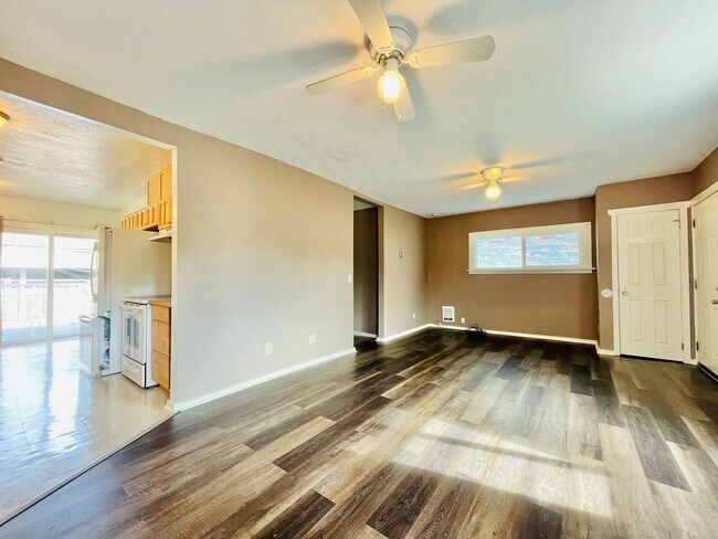 Foto del edificio - Spacious House on Quiet Block with Large Y...