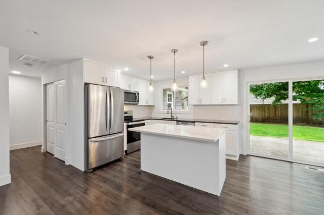 Building Photo - 4 bedroom in Bellevue WA 98008