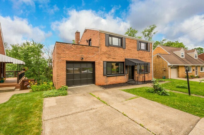 Foto del edificio - READY FOR MOVE IN! FULLY REMODELED 3-BEDRO...