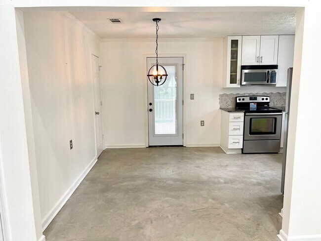 Foto del edificio - Welcome to this stunning 3-bedroom, 2-bath...