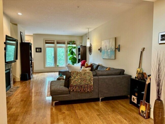 Foto del edificio - Beautiful Lake Oswego Newer Townhome Walking Distance to Zupans, Starbucks and Shops!