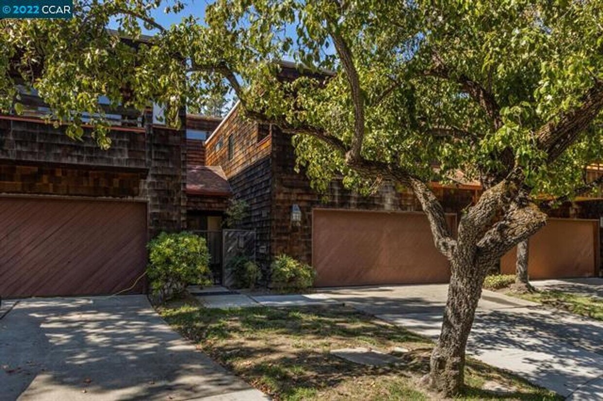 Foto principal - Light, Bright, Spacious Townhome in Summit...